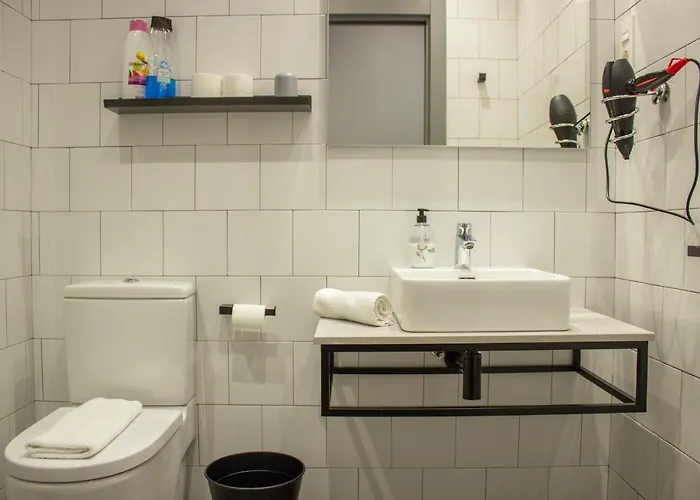 B4r Self Check In Guest house Bilbao